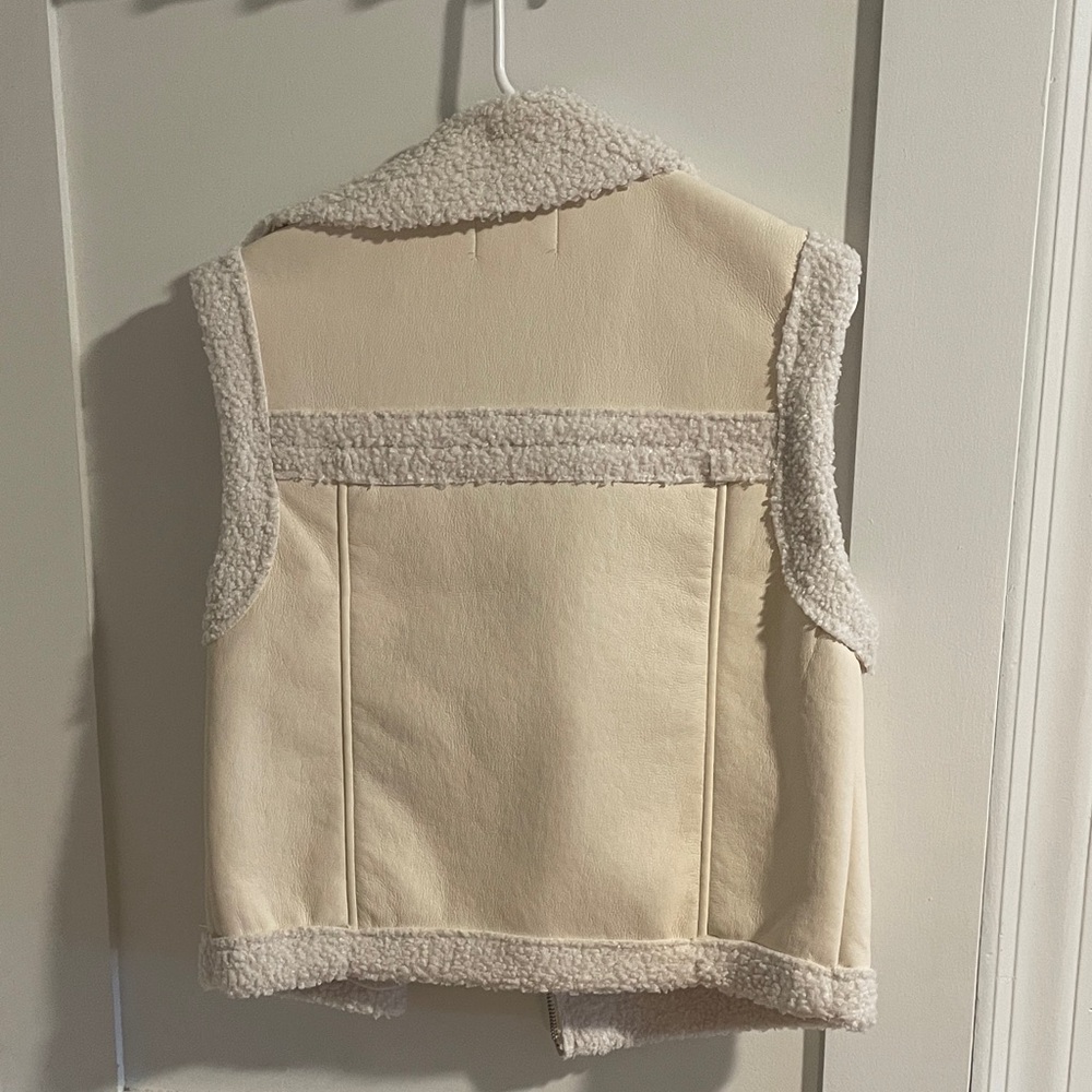 Love Tree Beige Sherpa Vest - Picture 3 of 4